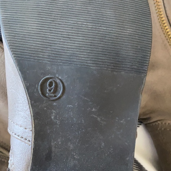 *SOLD* Boots - Picture 2 of 5